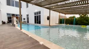 una piscina en una casa con un edificio en La Vida Inn Quriyat, 