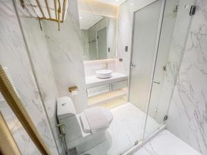 A bathroom at Ironwood Hotel