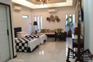 Un pat sau paturi într-o cameră la Family Holiday House @Civic Centre Dewan Suarah