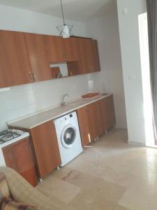 een keuken met een wasmachine en een wasmachine bij Beldibi Apart Homes in Antalya