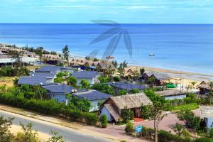 eine Luftansicht einer kleinen Stadt am Strand in der Unterkunft Tre Nguồn Thiên Cầm Hotel&Resort in Hưng Long