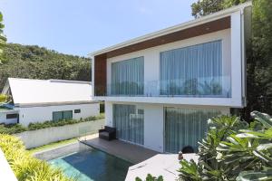 an aerial view of a house with a swimming pool at Вилла Vista Del Mare in Koh Samui