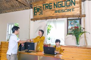 Tre Nguồn Thiên Cầm Hotel&Resort في Hưng Long: رجل وامرأة يتصافحان في منتجع أمة النار