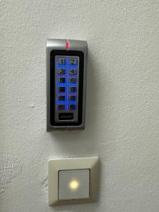 un dispositivo electrónico está sujeto a una pared en G&W Luxury Rooms, en Atenas