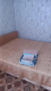 - un lit avec un drap de bronzage dans l'établissement Аренда квартир Балхаш, à Balkhach