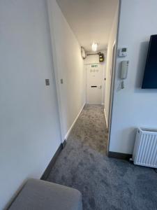 een lege kamer met een deur en een hal bij Crown àros beag, Ultra City Central 2 bedroom apartment with free parking onsite in Inverness