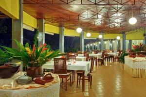 Margo Utomo Hill View Resort tesisinde bir restoran veya yemek mekanı