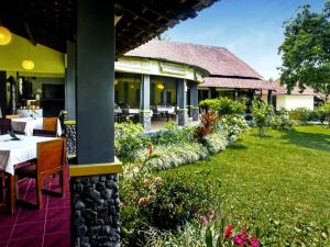 Taman di luar Margo Utomo Hill View Resort