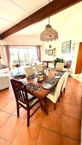 une salle à manger avec une table et des chaises en bois dans l'établissement Serenity Place B&B and Conference, wedding venue, à Durban