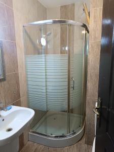 Ένα μπάνιο στο شقة مفروشة في عبدون