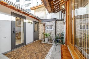 a hallway with a door and a patio at Memory Stay Seoul Jongro Hanok in Seoul