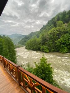 - Vistas al río desde un puente de madera en Deredekal suit bungalov, en Çamlıhemşin