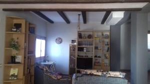 ein Wohnzimmer mit Sofa und Bücherregal in der Unterkunft Chalet en Alcossebre in Alcossebre