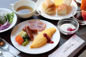 tres platos con diferentes tipos de comida en una mesa en Hotel JAL City Nagoya Nishiki en Nagoya