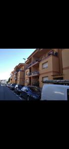 uma fila de carros estacionados em frente a um edifício em Appartement l’escala em L'Escala