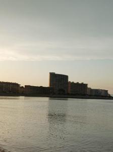 uma grande massa de água com edifícios ao fundo em Appartement l’escala em L'Escala