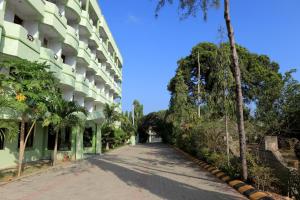 uma rua vazia em frente a um edifício em Greenyard Resort Mtwapa em Mtwapa