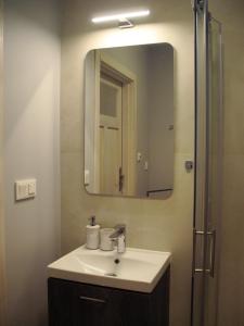 a bathroom with a sink and a mirror at Przewietrzona Głowa in Ponikwa