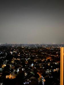 uma vista para uma cidade à noite com luzes em apartemen bintaro icon em Pondokaren
