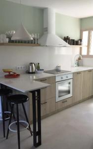 Apartamento renovado en Cadaqués في كاداكيس: مطبخ مع كونتر وموقد فرن علوي