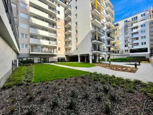 un patio en un complejo de apartamentos con edificios en West Budapest-Edge of Downtown-Free Parking en Budapest