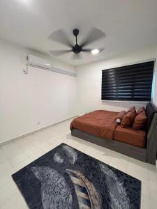 a bedroom with a bed and a ceiling fan at Residensi Afamosa in Kampong Alor Gajah