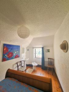 1 dormitorio con cama y ventana en Auberge du Crabère, en Melles