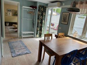 Ljunghusen Guesthouse : غرفة طعام مع طاولة وكراسي خشبية