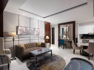 Predel za sedenje v nastanitvi The Grove Suites by Grand Aston