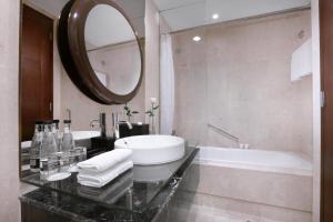 Kopalnica v nastanitvi The Grove Suites by Grand Aston