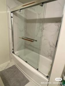 a glass shower door in a bathroom at 舒服民宿 in Vancouver
