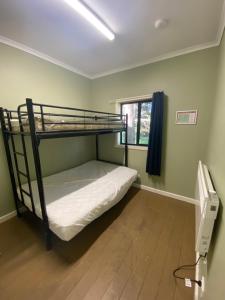 イールドンにあるBIG4 Breeze Holiday Parks - Eildonのベッドルーム1室(二段ベッド2台、窓付)が備わります。