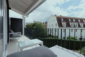 einen Balkon mit Blick auf ein weißes Haus in der Unterkunft Hotel Andante Rust in Rust