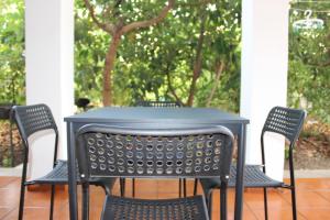 a blue table and chairs on a patio at Casita Lily in Las Palmas de Gran Canaria