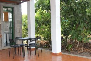 einen schwarzen Tisch und Stühle auf einer Terrasse in der Unterkunft Casita Lily in Las Palmas de Gran Canaria