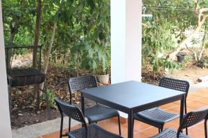 einen schwarzen Tisch und Stühle auf einer Terrasse in der Unterkunft Casita Lily in Las Palmas de Gran Canaria