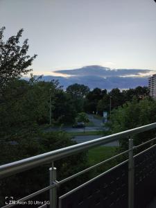 - un balcon avec vue sur un parking dans l'établissement Apartment am Schillerteich, à Wolfsburg