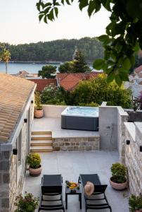 un patio con bañera de hidromasaje en la parte superior de una casa en Holiday Home Nico's, en Cavtat