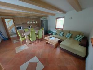 ein Wohnzimmer mit einem Sofa und einem Tisch in der Unterkunft Apartma Markelj in Radovljica