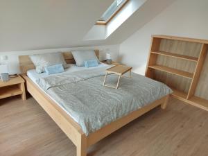 1 dormitorio con 1 cama grande y estante para libros en Apartma Markelj, en Radovljica