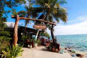 a bar on the beach next to the ocean at Tongta Phaview Resort in Ko Samed