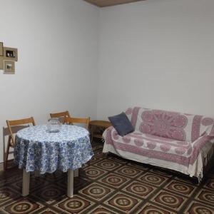 salon z kanapą i stołem w obiekcie Casa vacanza in collina tra mare e monti w mieście Cittanova +1 zdjęcie