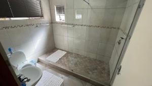 een badkamer met een douche, een toilet en een wastafel bij 298 on 34th in Pretoria