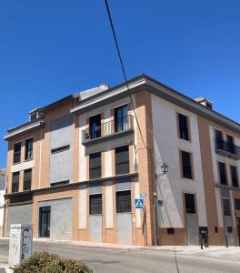 un edificio en la esquina de una calle en Casco Antiguo PONDOS, en Linares 4 fotos más