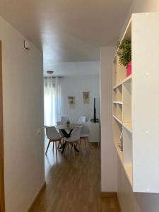 Un comedor con una mesa y sillas en una habitación. en Casco Antiguo PONDOS, en Linares