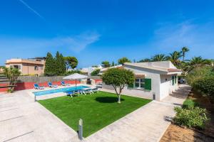 uma villa com uma piscina e um quintal em Villa Neptuno em Cala Ratjada