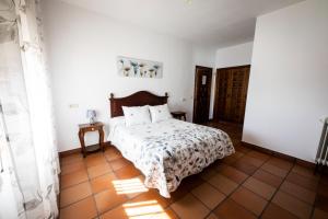 A bed or beds in a room at Casa Rural Los Llanos