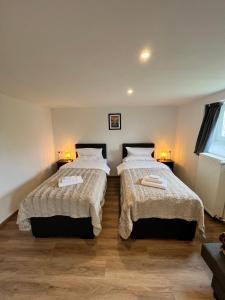 1 Schlafzimmer mit 2 Betten in einem Zimmer in der Unterkunft Aparts4ring Nürburg - Private Rooms in Nürburg