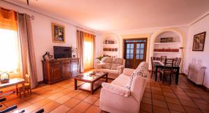 A television and/or entertainment centre at Casa Rural Los Llanos