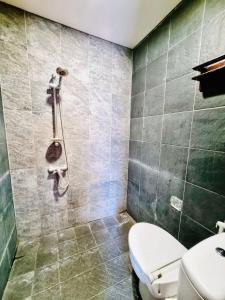 un baño con inodoro y ducha en Bali 3BR Family Nicho House, en Seminyak